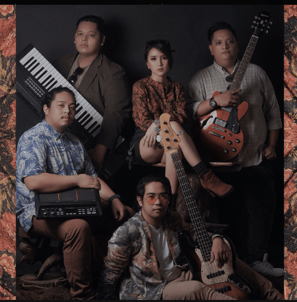 Laraza Band PH poses with intsruments